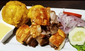 Combo Amazónico: Tacacho con chancho a la caja china y chaufa selvátic + Jarra de refresco