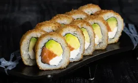 1 Tabla de deliciosos Makis (10 Piezas). Deliciosos Rollos para disfrutarlos en Hoshi.