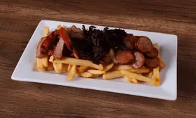 Salchicharapa con Yuquitas Salvajes y Jugo de la Casa